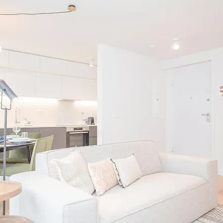 Liiiving In - Modern & Glam M Apartment